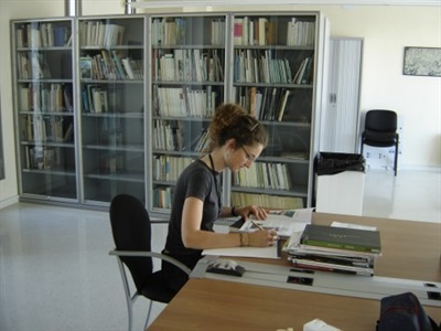  El Centre de Documentació-Biblioteca disposa d'un espai de consulta.