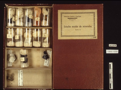 Caixa escolar de mostres de minerals de mitjans del S. XX.