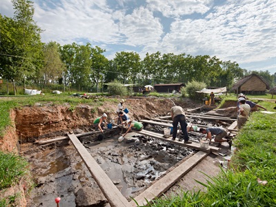 Arqueòlegs treballant al Poblat Neolític de la Draga