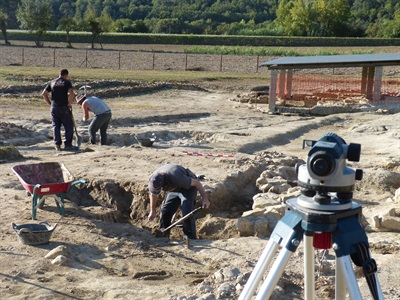 Arqueòlegs treballant a la Vil·la Romana de Vilauba