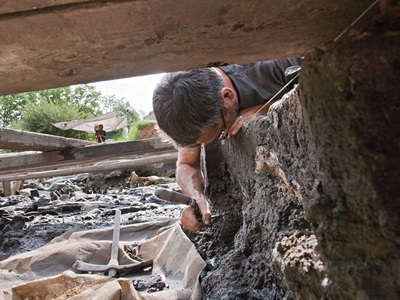 Excavant a un dels jaciments del Parc Neolític de la Draga