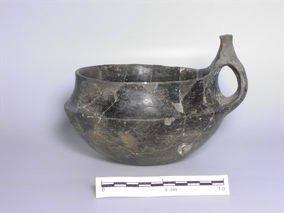 Tassa de l'edat del bronze (1800-1200 aC). Cova de les Encantades de Martís (Esponellà)