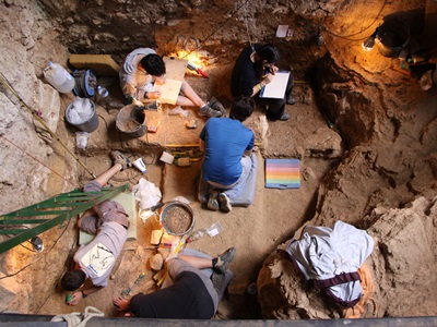 Arqueòlegs treballant a la cova de l'Arbreda