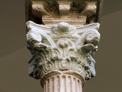 Detall de les columnes del claustre