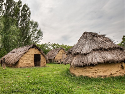 Reconstrucció de les cabanes neolítiques