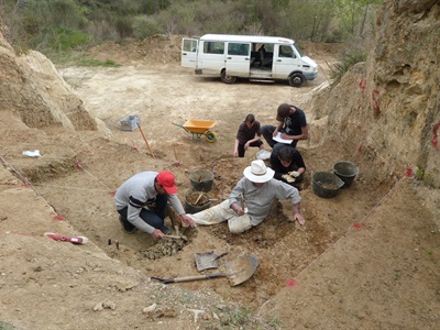 Arqueòlegs extraient peces del jaciment